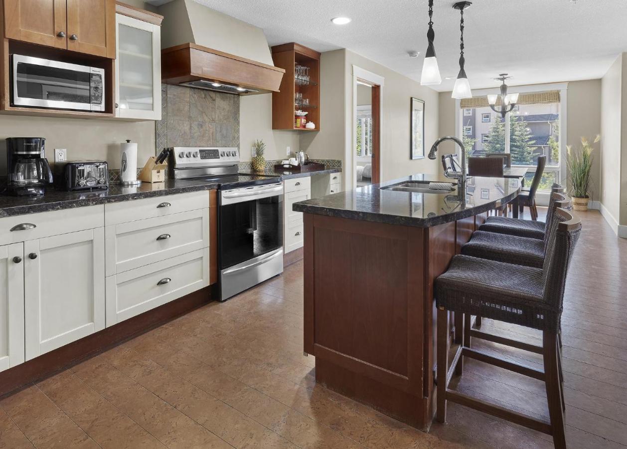 Sunset Ridge - Luxurious Corner Condo - Spectacular Mt Views With Open Pool! Canmore Eksteriør billede